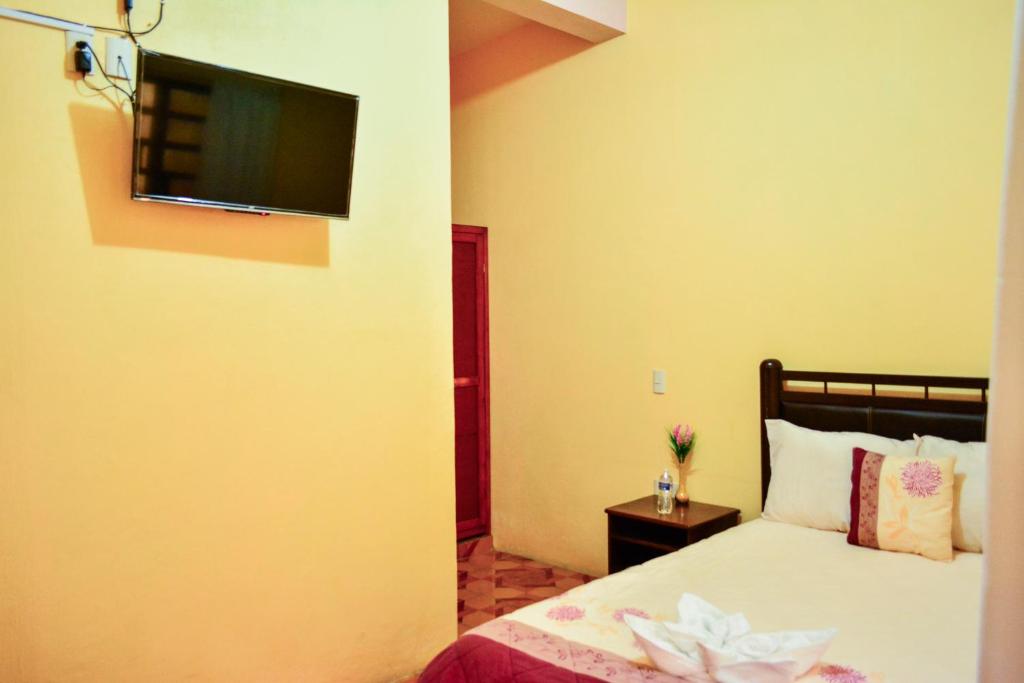 Postel nebo postele na pokoji v ubytování HOTEL EDELMIRA