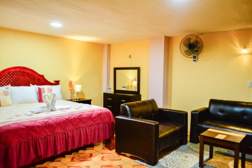 Postel nebo postele na pokoji v ubytování HOTEL EDELMIRA