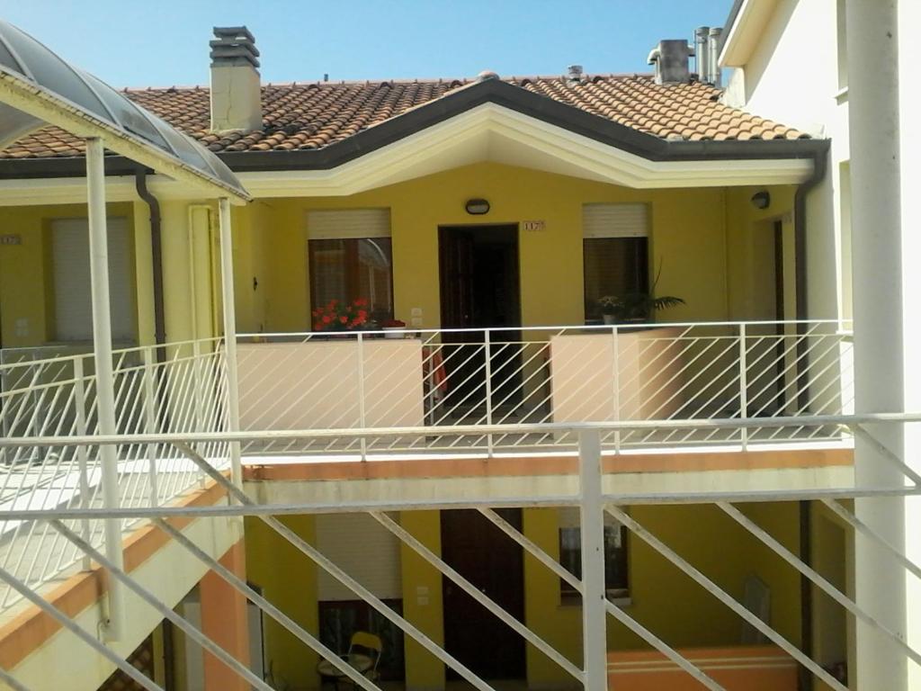 una casa con balcón frente a ella en Casa Emily, en Fano