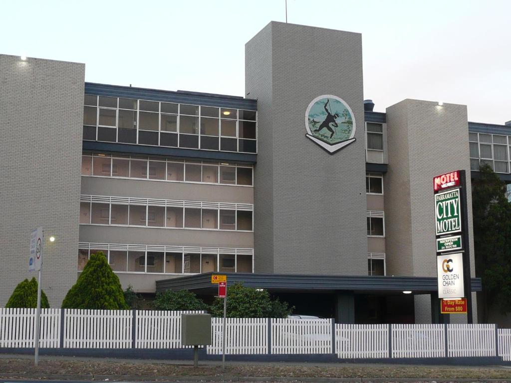un edificio con una señal delante de él en Parramatta City Motel en Sídney