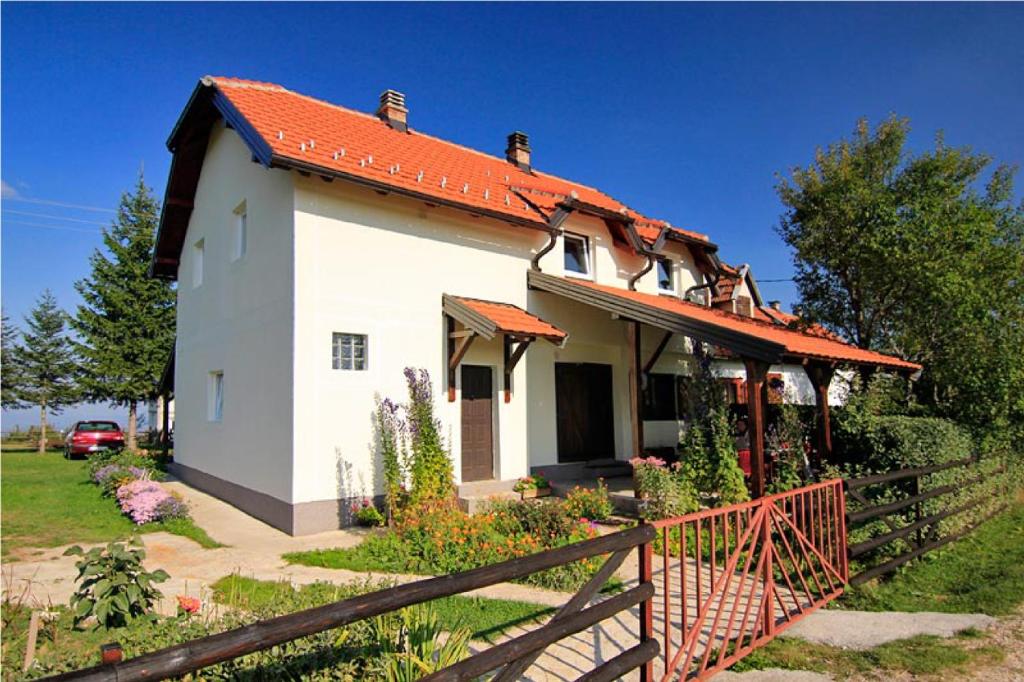 巴伊纳巴什塔Apartmani Petrovic Tara的一座白色的小房子,拥有橙色的屋顶