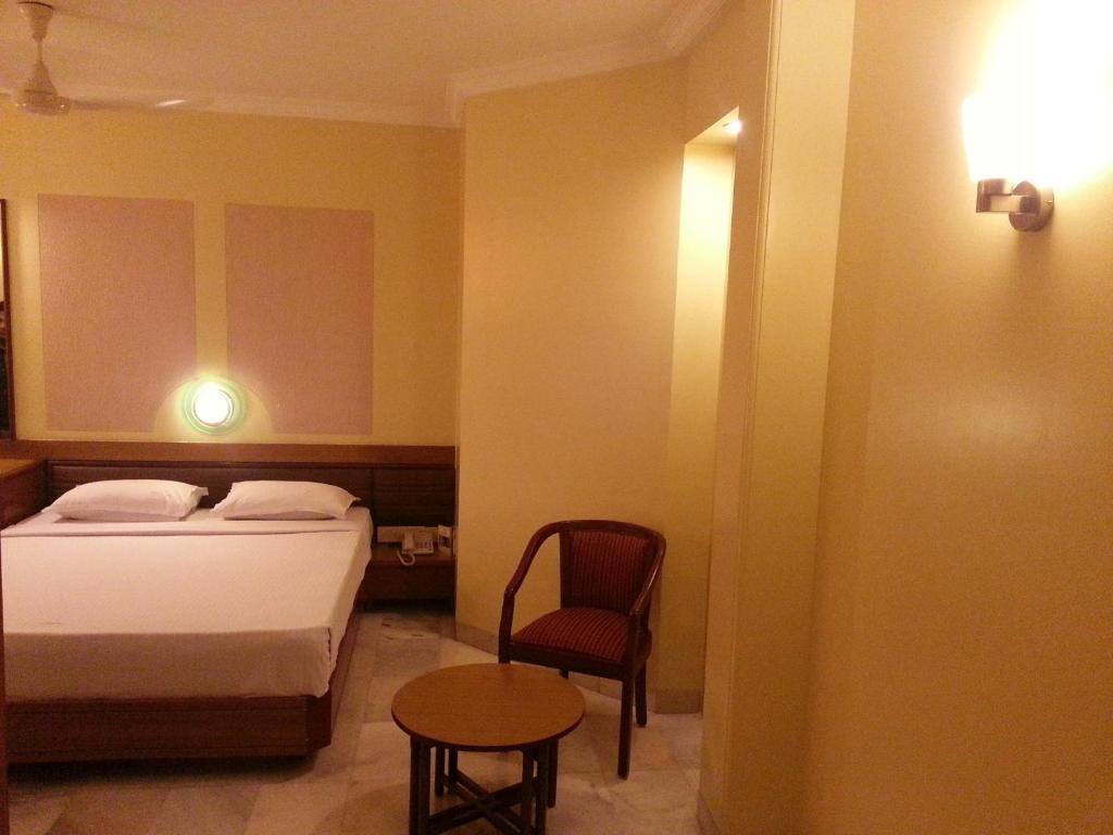 Postel nebo postele na pokoji v ubytování Hotel Ashray International, Sion - Near BKC