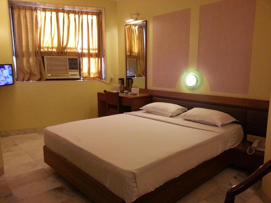 Postel nebo postele na pokoji v ubytování Hotel Ashray International, Sion - Near BKC