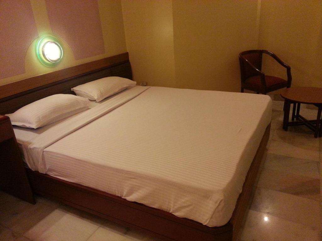 Postel nebo postele na pokoji v ubytování Hotel Ashray International, Sion - Near BKC