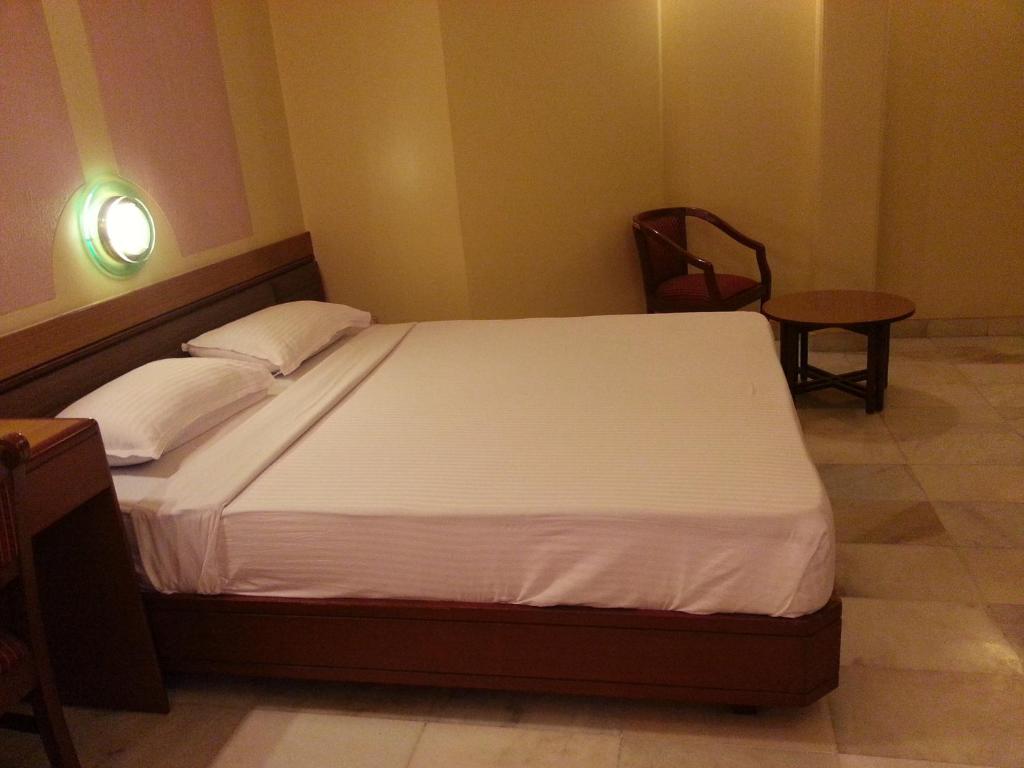 Postel nebo postele na pokoji v ubytování Hotel Ashray International, Sion - Near BKC