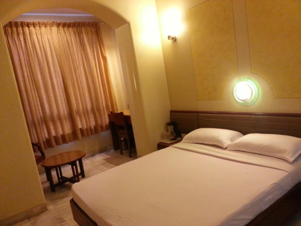 Postel nebo postele na pokoji v ubytování Hotel Ashray International, Sion - Near BKC
