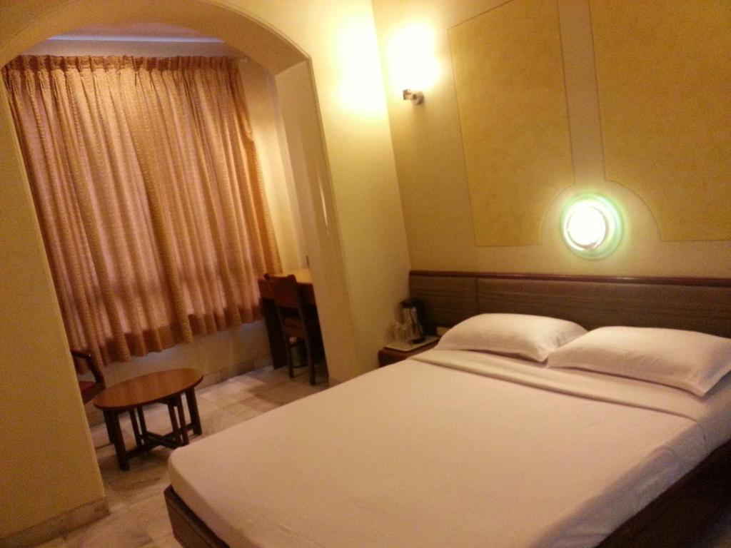 Postel nebo postele na pokoji v ubytování Hotel Ashray International, Sion - Near BKC
