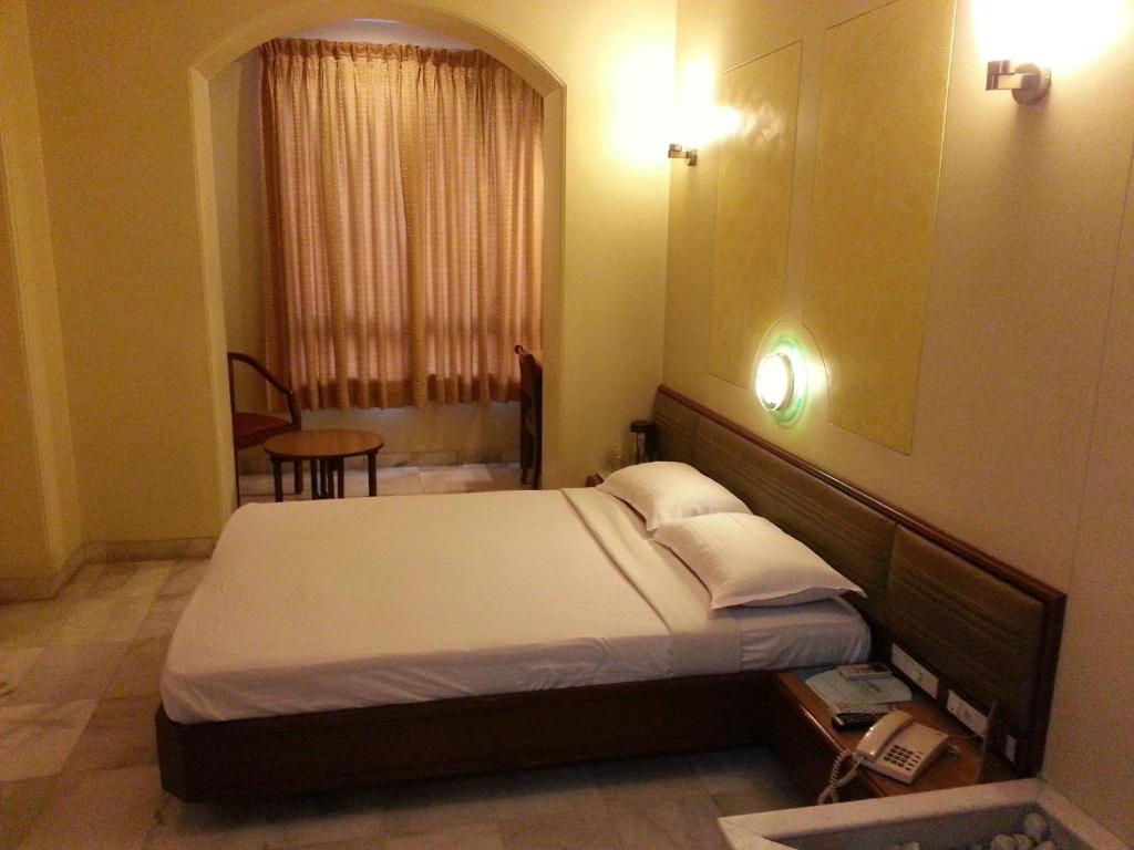 Postel nebo postele na pokoji v ubytování Hotel Ashray International, Sion - Near BKC