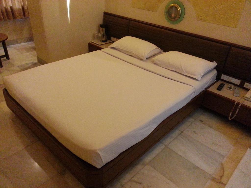 Postel nebo postele na pokoji v ubytování Hotel Ashray International, Sion - Near BKC