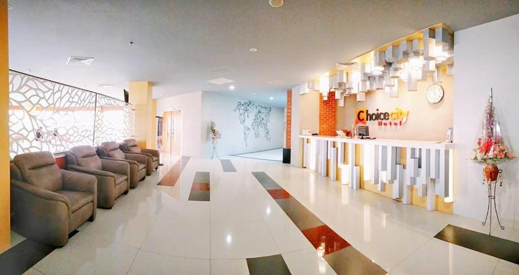 Un lugar para sentarse en Choice City Hotel
