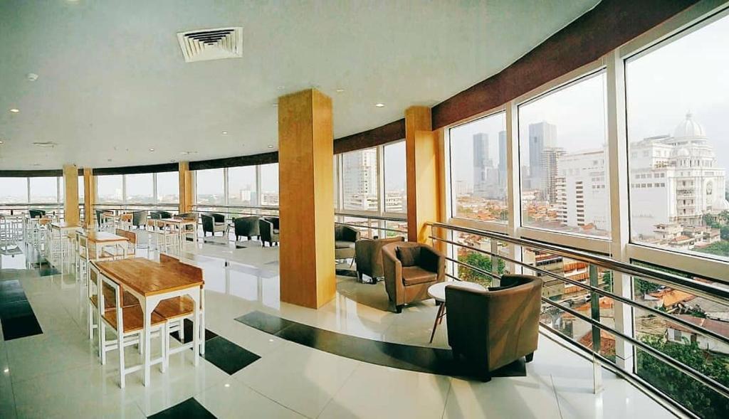 Un restaurante u otro lugar para comer en Choice City Hotel