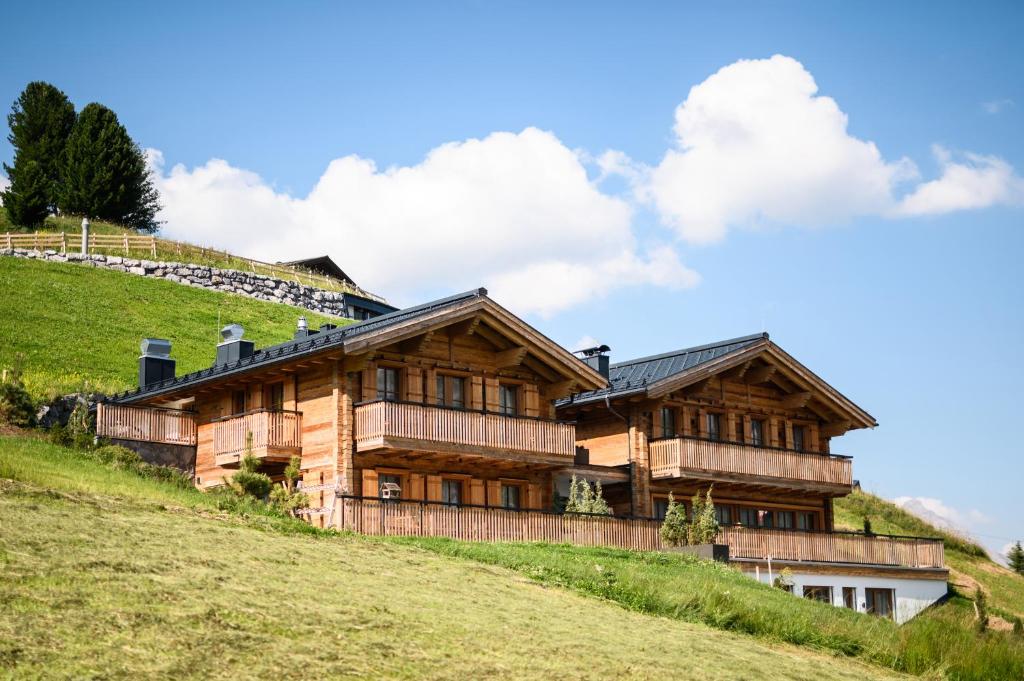 ein großes Holzhaus auf einem Hügel in der Unterkunft Chalet Mimi in Oberlech