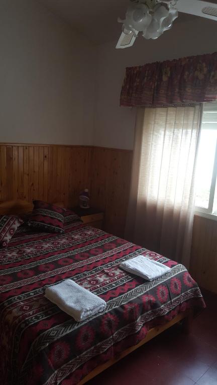 1 dormitorio con 1 cama con 2 toallas en la Herradura Dptos en Santa Rosa de Calamuchita