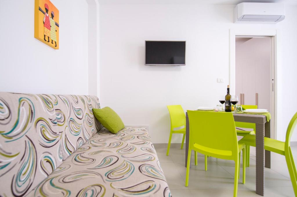 Televízia a/alebo spoločenská miestnosť v ubytovaní Holiday Onde di Sicilia