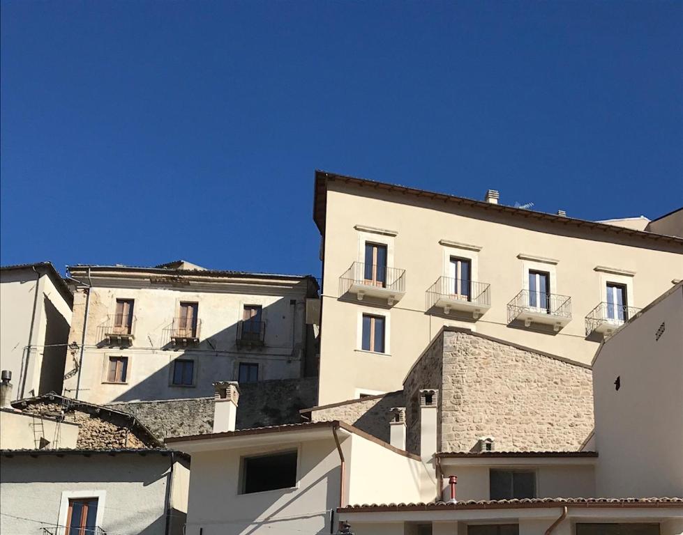 un grupo de edificios blancos con un cielo azul en el fondo en Abruzzo Forte e Gentile en Castel di Ieri