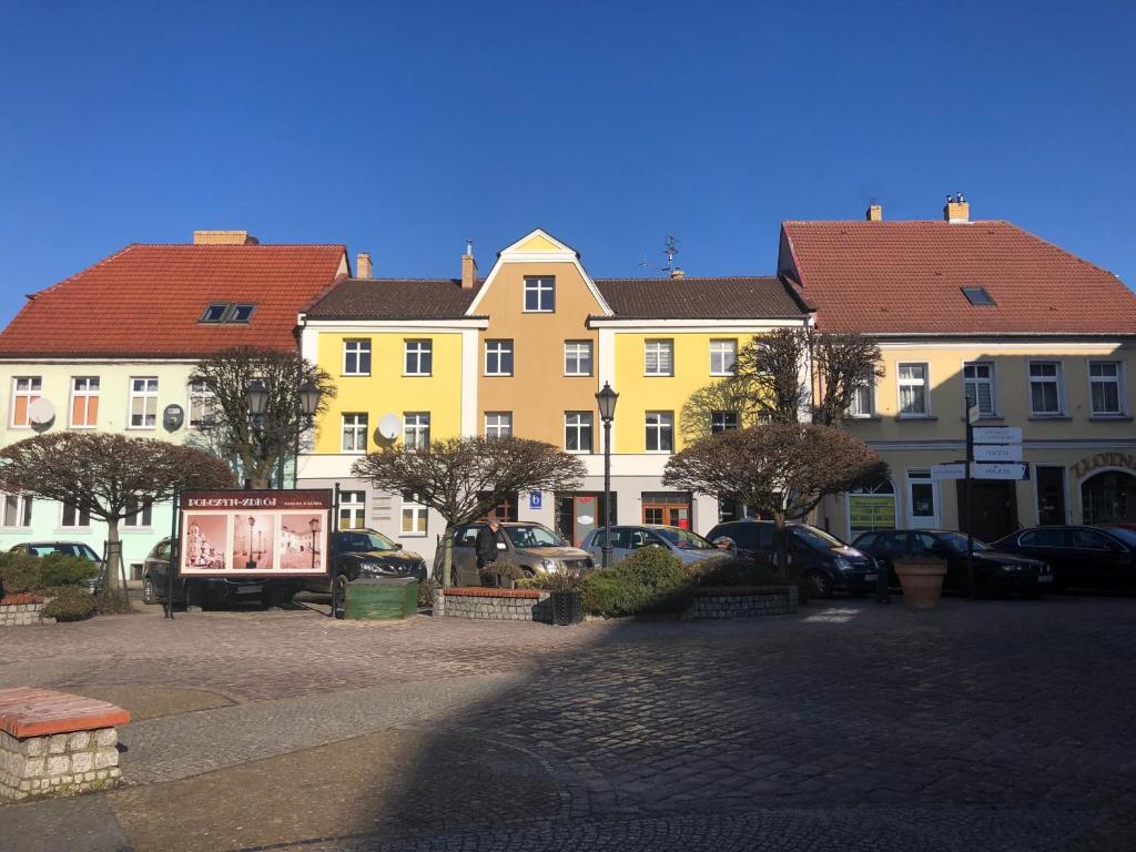 grupa budynków z samochodami zaparkowanymi na parkingu w obiekcie Apartament przy Rynku 2 w mieście Połczyn-Zdrój