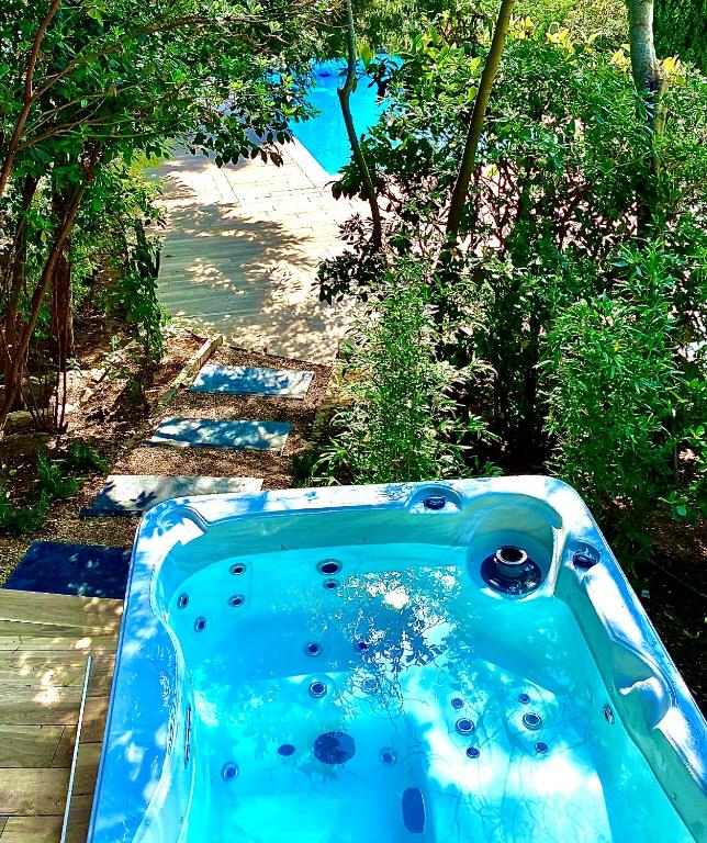 Bassein majutusasutuses THE ADDRESS CASSIS või selle lähedal