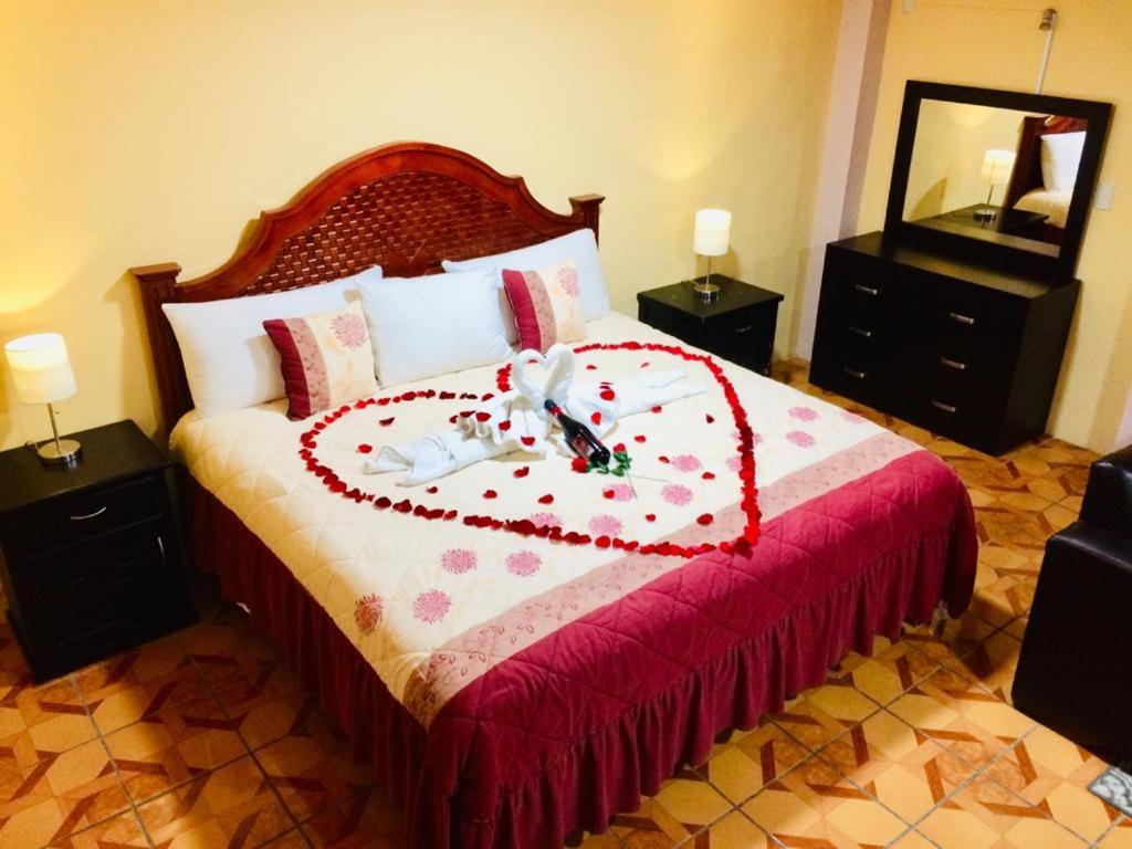 Postel nebo postele na pokoji v ubytování HOTEL EDELMIRA