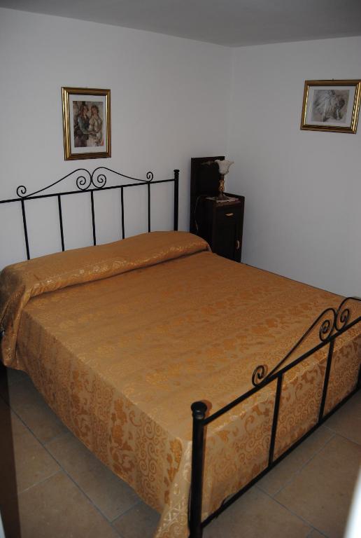 A bed or beds in a room at B & B Palazzo Maestro & Corte Maestro rooms