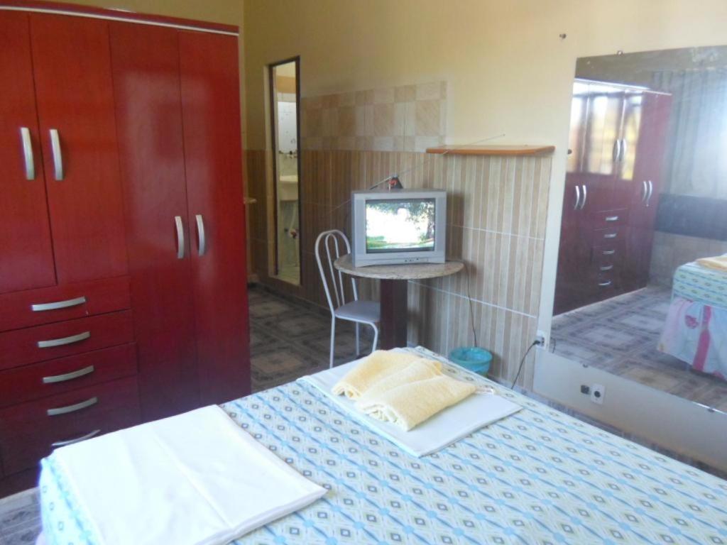 A television and/or entertainment centre at Hostel Palmas Centro Da Cidade