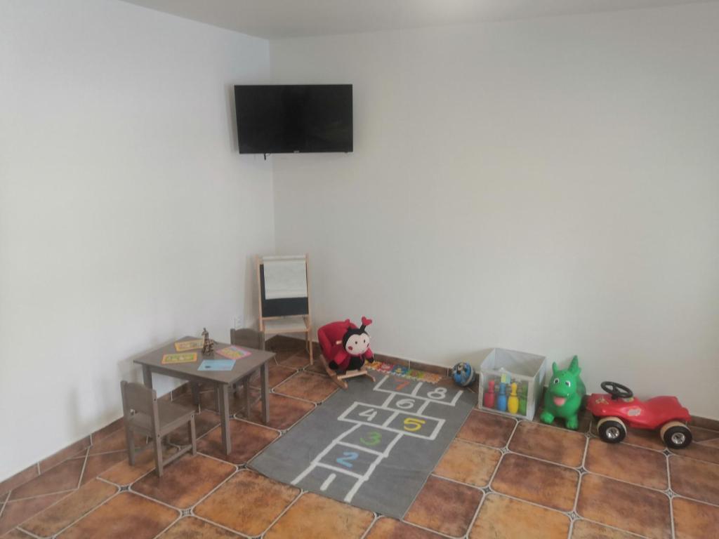 Telewizja i/lub zestaw kina domowego w obiekcie Penzion Na Farmě