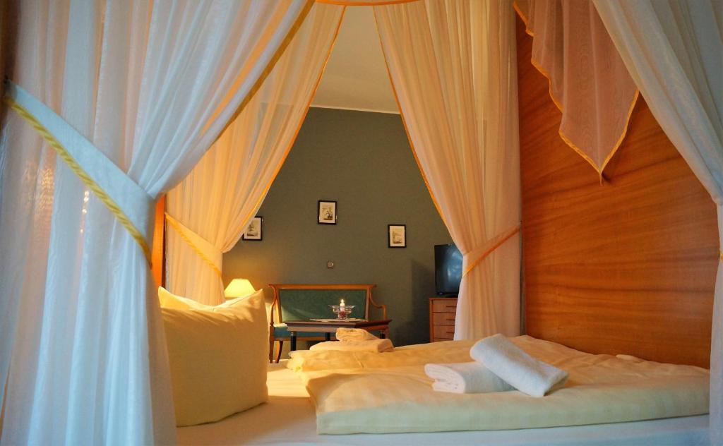 Postel nebo postele na pokoji v ubytování Waldhotel am See Berlin-Schmöckwitz