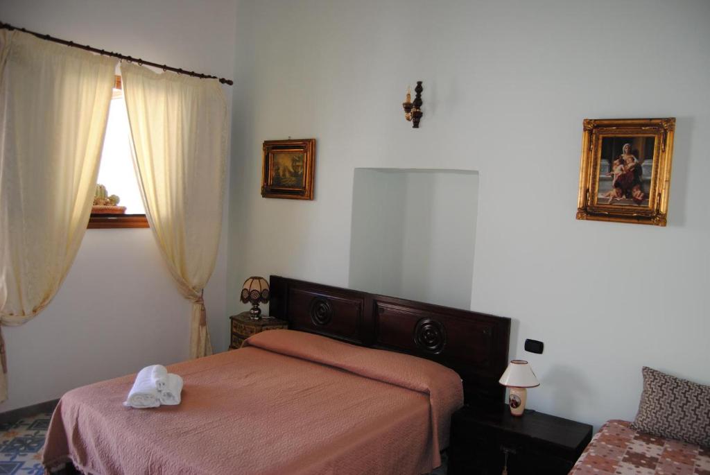 A bed or beds in a room at B & B Palazzo Maestro & Corte Maestro rooms