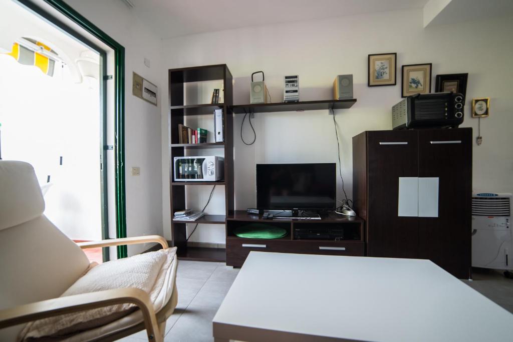 TV a/nebo společenská místnost v ubytování Acogedor bungalow muy luminoso