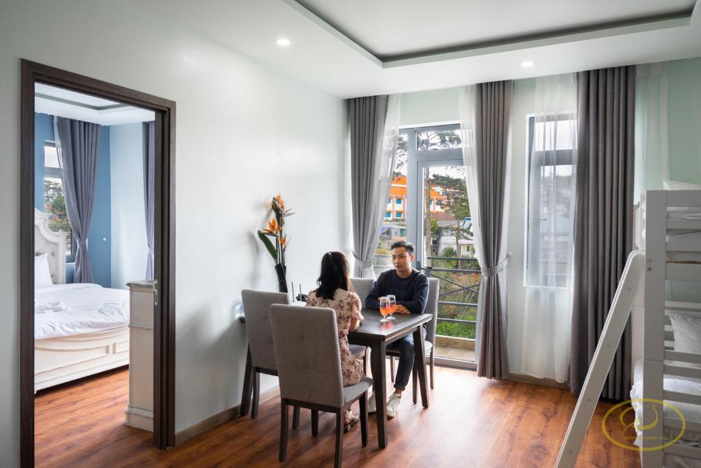 Posezení v ubytování Hong Mon Villa