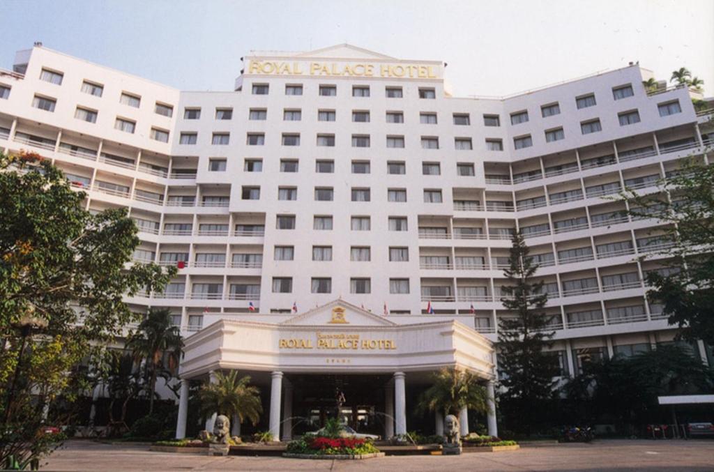 duży biały budynek z hotelem przed nim w obiekcie Royal Palace Hotel w mieście Pattaya Central