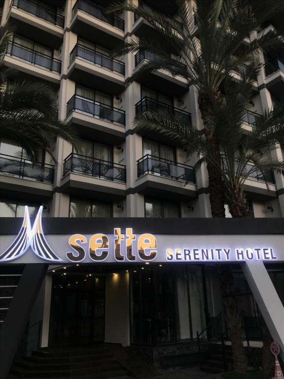 una señal de seguridad del hotel frente a un edificio en Sette Serenity Hotel, en Alanya