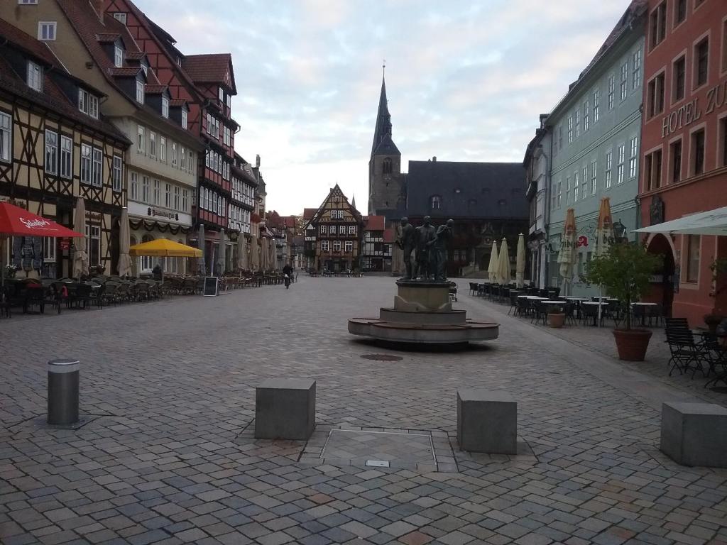 een straat met een fontein in het midden van een stad bij USIS_FERIENWOHNUNG im Harz in Quedlinburg