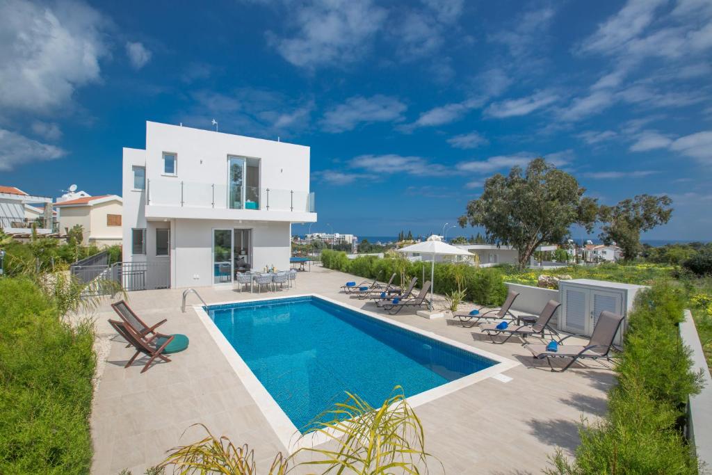 uma villa com uma piscina e uma casa em Polymnia Luxury Villas em Protaras