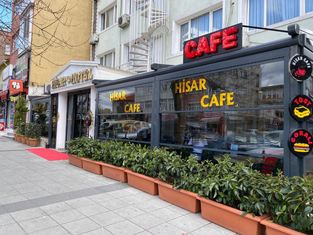 una peluquería en una calle con plantas delante en HİSAR HOTEL en Estambul