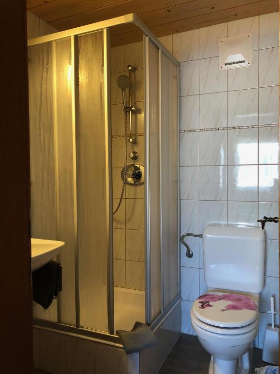 A bathroom at Gästehaus Baldauf