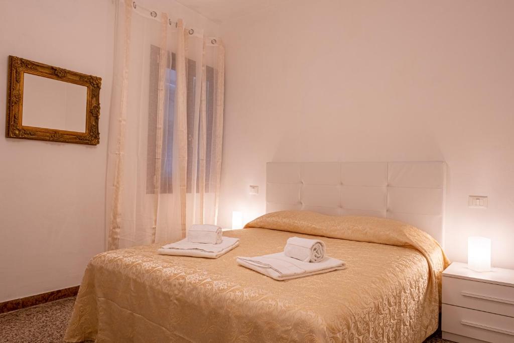 - une chambre avec un lit et 2 serviettes dans l'établissement The Heart of San Marco - WiFi, à Venise