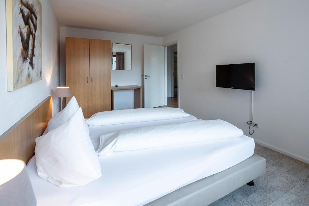 Postel nebo postele na pokoji v ubytování Marina Walensee Hotel