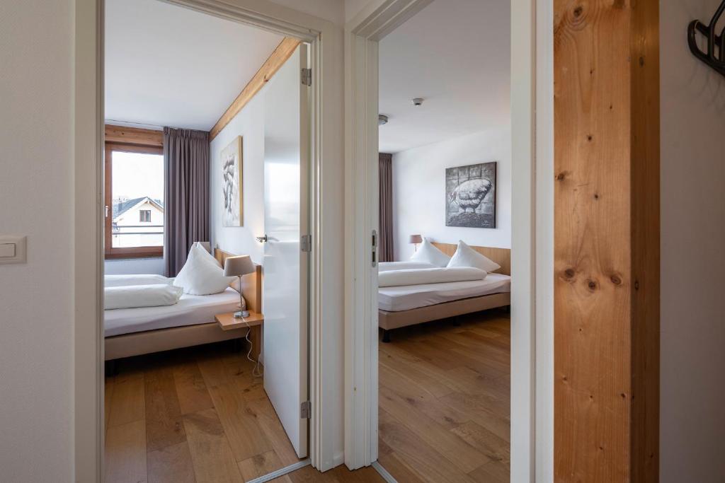 Postel nebo postele na pokoji v ubytování Marina Walensee Hotel