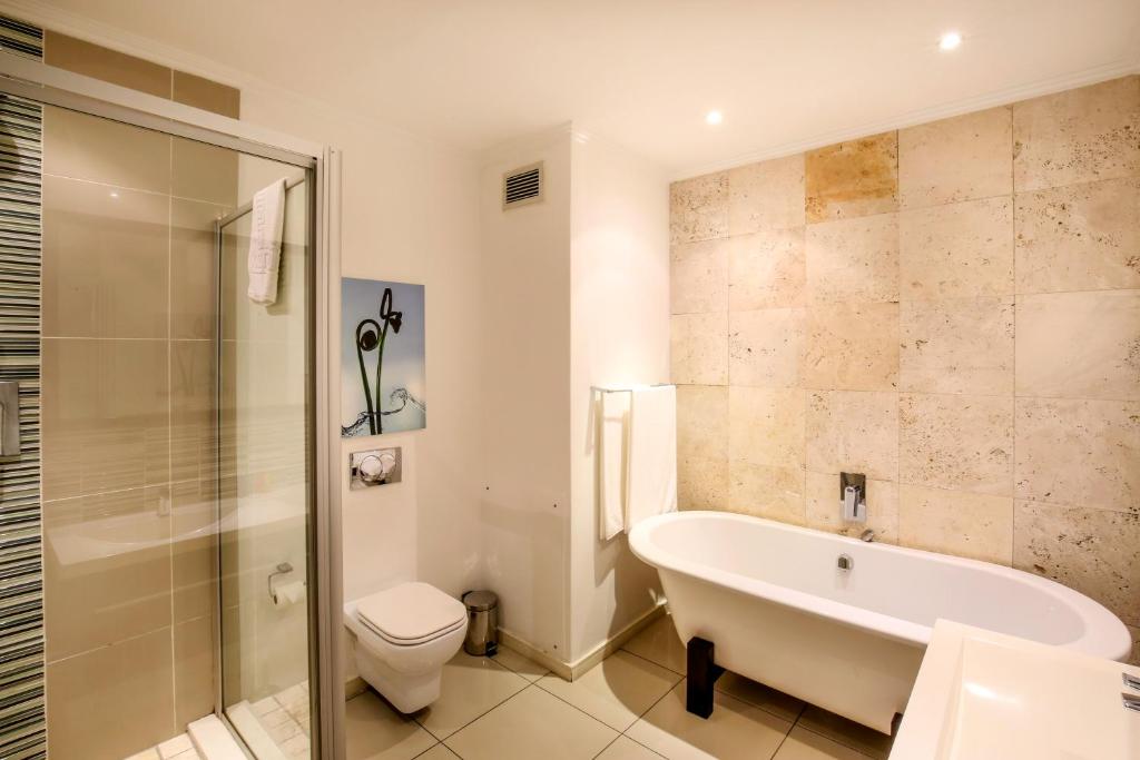 Un baño de The Nicol Hotel and Apartments