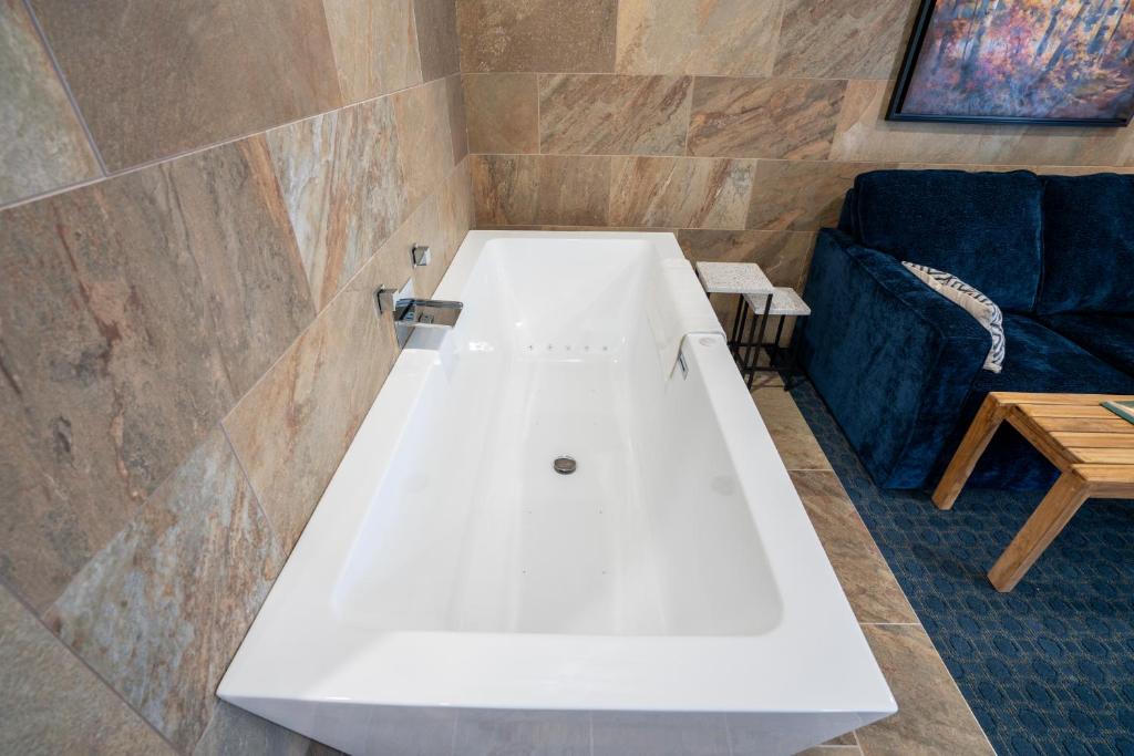 Byrncliff Golf Resort - King Suite