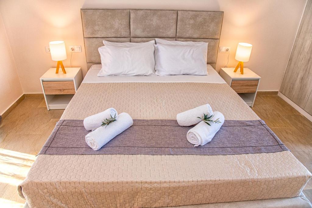 Łóżko lub łóżka w pokoju w obiekcie Costas apartments