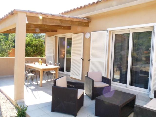 En balkon eller terrasse på VILLAS MATTEU