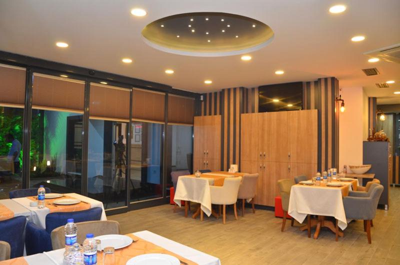 A restaurant or other place to eat at Otel Grand Lark İstanbul