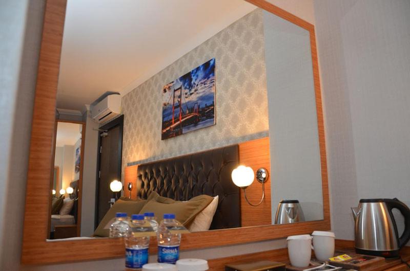 Coffee and tea making facilities at Otel Grand Lark İstanbul