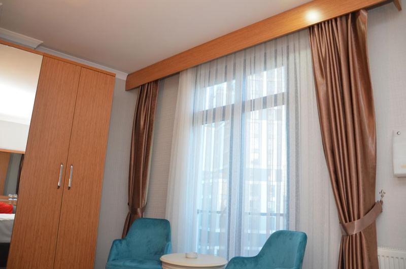A seating area at Otel Grand Lark İstanbul
