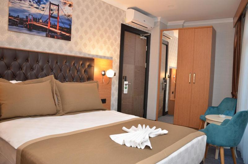 A bed or beds in a room at Otel Grand Lark İstanbul