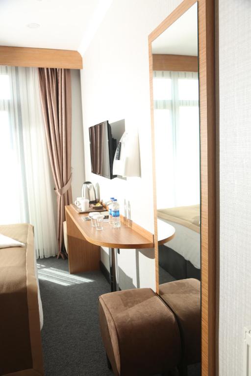 A television and/or entertainment centre at Otel Grand Lark İstanbul