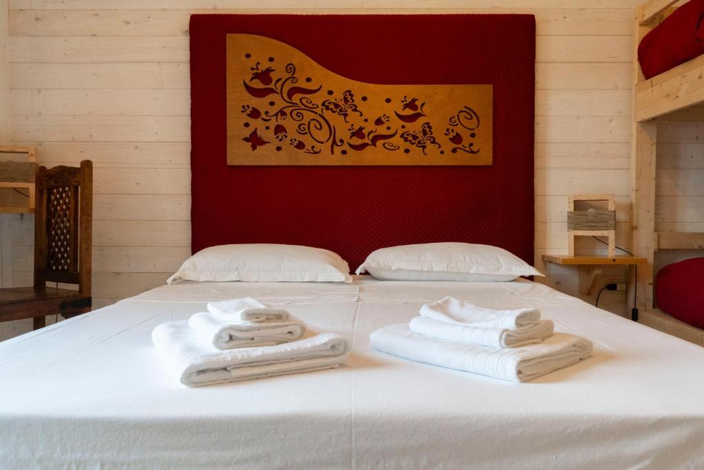 2 asciugamani su un letto in una camera di Villa Lina Bed&Breakfast a Taranto