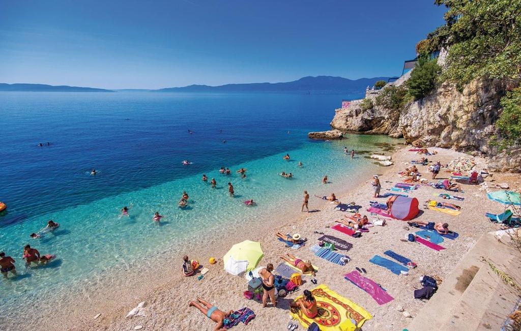 eine Gruppe von Menschen am Strand im Wasser in der Unterkunft Apartments Croatia in Rijeka