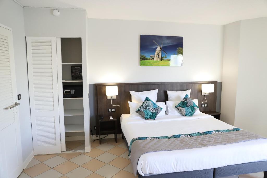 Postel nebo postele na pokoji v ubytování Hôtel Saint-Georges
